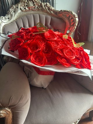 Ramo de rosas artificiales rojas y doradas