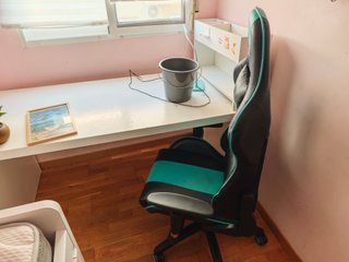 Cama compacta cajones, mesa de escritorio y silla.