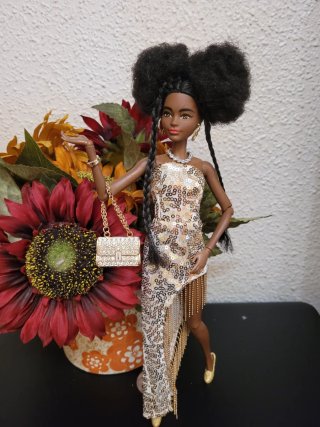 Muñeca barbie articulada con vestido brillante