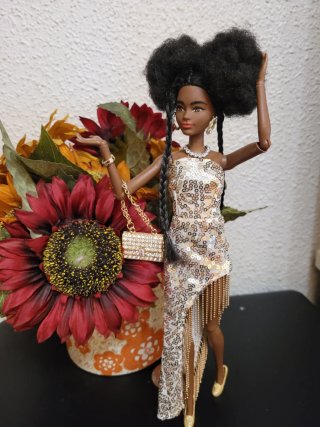 Muñeca barbie articulada con vestido brillante