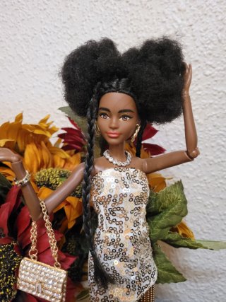 Muñeca barbie articulada con vestido brillante