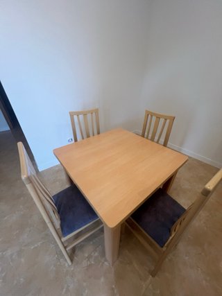 Mesa de comedor extensible madera y cuatros sillas