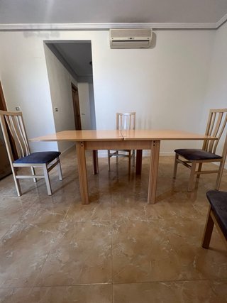 Mesa de comedor extensible madera y cuatros sillas
