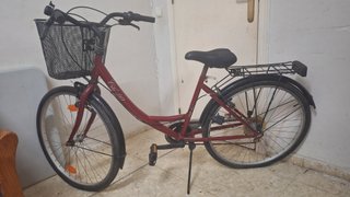 Bicicleta urbana roja con cesta