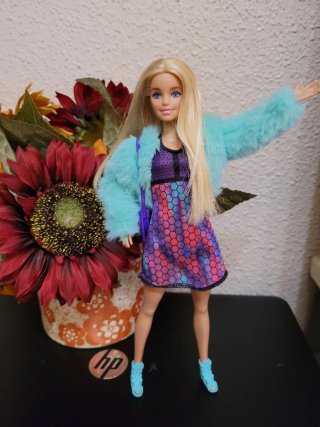 Muñeca Barbie con vestido y abrigo