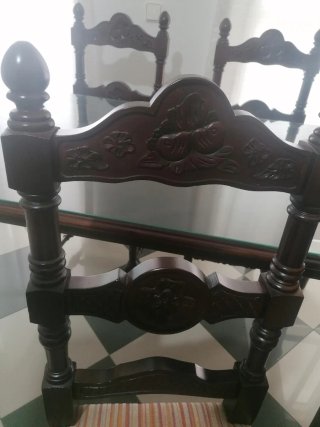 Mesa de comedor y 4 sillas de madera