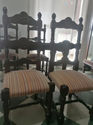 Mesa de comedor y 4 sillas de madera