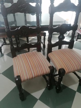 Mesa de comedor y 4 sillas de madera