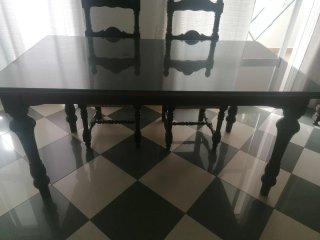 Mesa de comedor y 4 sillas de madera
