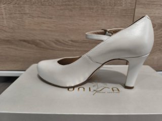 Zapatos de novia blancos con pulsera al tobillo.