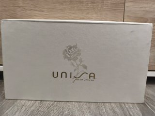 Zapatos de novia blancos con pulsera al tobillo.