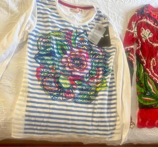 2 Camiseta Desigual 13-14 años. 1 camiseta disney