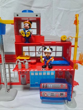 Mickey Mouse parque de bomberos y camiones