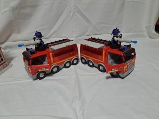Mickey Mouse parque de bomberos y camiones
