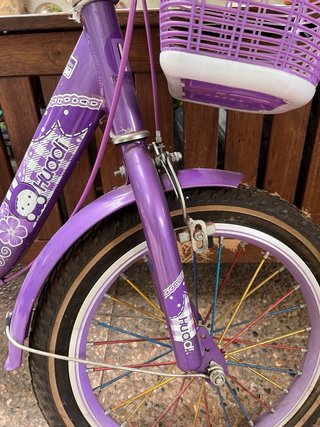 Bicicleta niña morada con cesta