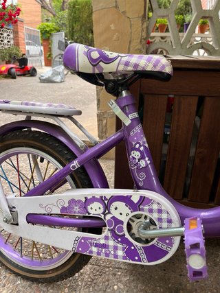 Bicicleta niña morada con cesta