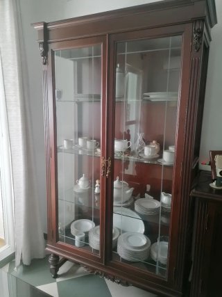 Vitrina de salón de madera y cristal