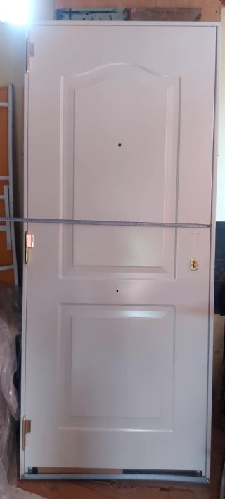 Puerta entrada nueva sin instalar