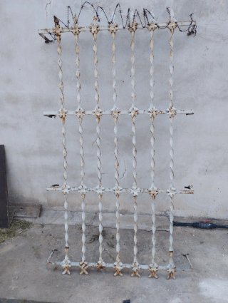 Reja antigua forjada con barrotes retorcidos