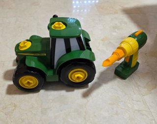 Tractor John Deere de juguete con destornillador