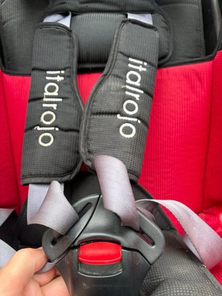 Silla de coche infantil roja y negra