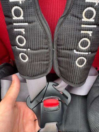 Silla de coche infantil roja y negra