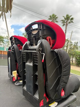 Silla de coche infantil roja y negra