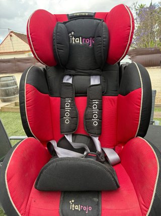 Silla de coche infantil roja y negra