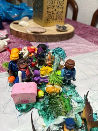Obra de arte dinosaurio y figuras