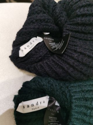 Gorros de lana con pompón (azul y verde)