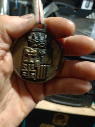 Medalla de bronce con cinta