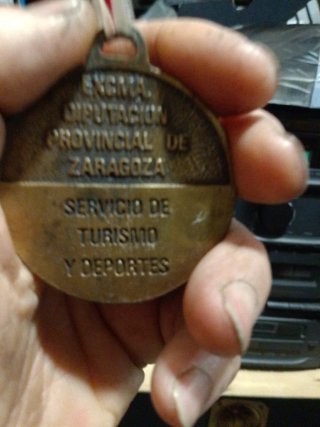 Medalla de bronce con cinta