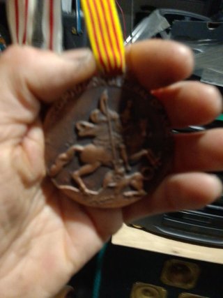 Medalla de bronce con cinta