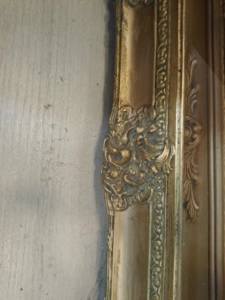 Marco de madera dorado con adornos
