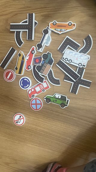 Juego de coches y señales de tráfico