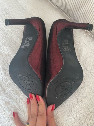 Zapatos de tacón Kylie rojos y dorados Nuevos