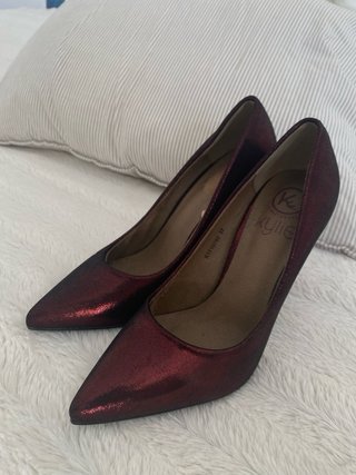 Zapatos de tacón Kylie rojos y dorados Nuevos