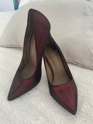 Zapatos de tacón Kylie rojos y dorados Nuevos