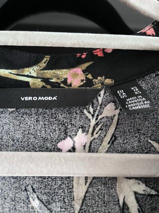 Vestido Vero Moda floral negro y rosa