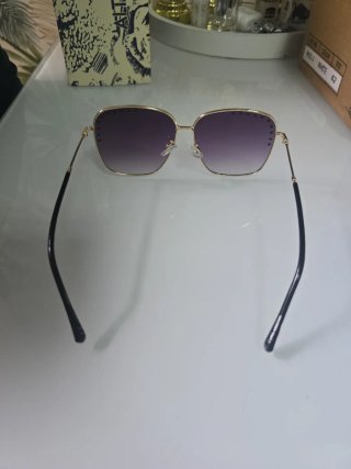 Gafas de sol doradas con pedrería