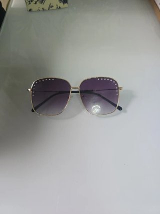 Gafas de sol doradas con pedrería