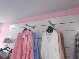 Paneles expositores tienda ropa