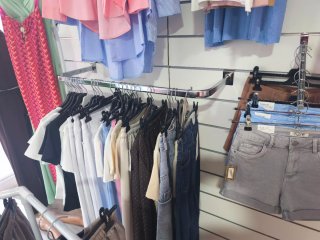 Paneles expositores tienda ropa