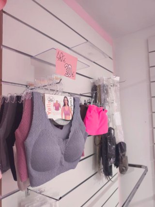 Paneles expositores tienda ropa