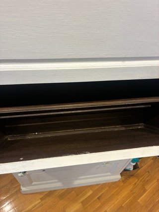 Zapatero de madera y mimbre