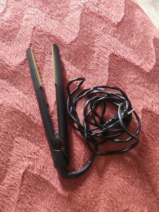 Plancha de pelo GHD negra y amarilla