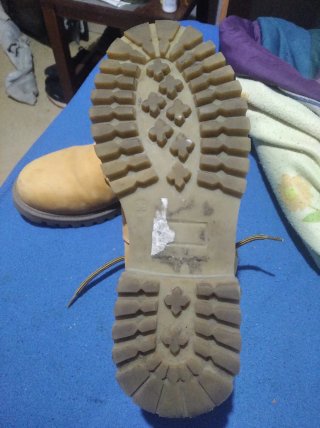 Botas de invierno marrones y amarillas