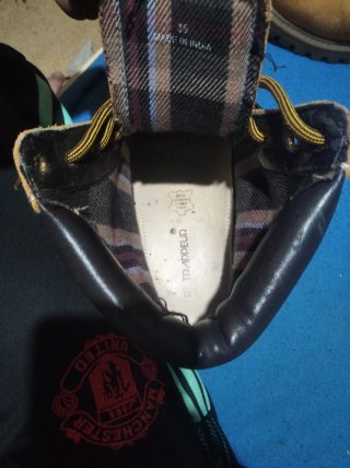 Botas de invierno marrones y amarillas