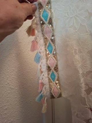 Kimono encaje blanco con blusa floral roja