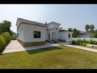 Chalet en alquiler en Los Naranjos - Las Brisas en Marbella